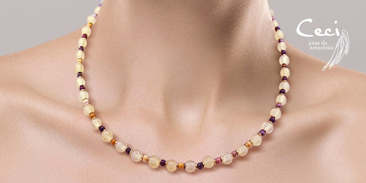 Colo de mulher usando colar de citrino e outras pedras da Ceci Joias semijoias - colares, brincos e pulseiras