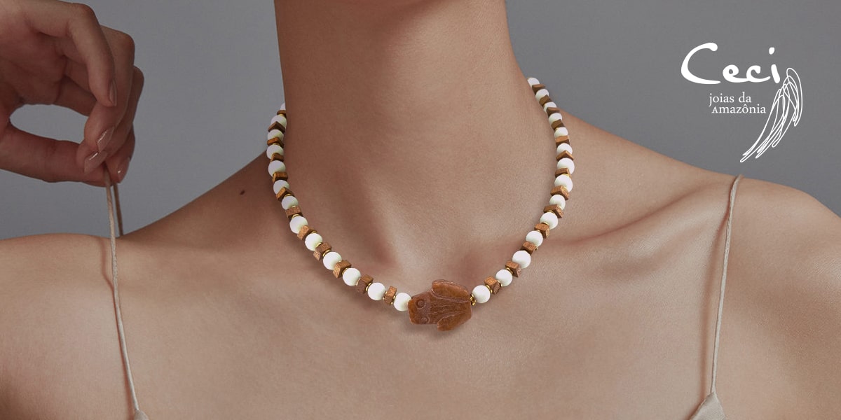Mulher usando colar de jade branco e madeira da Ceci Joias semijoias - colares, brincos e pulseiras