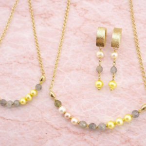 Conjunto perolas e labradorita folheado a ouro 18 k. Brincos, pulseira e colar de perolas . Pedra de labradorita facetada de 4 mm. Perolas amarelas e rose de 4 mm. Tamanho brincos : 3 cm. pulseira : 19 cm. colar : 48 cmFundo marmore rosa