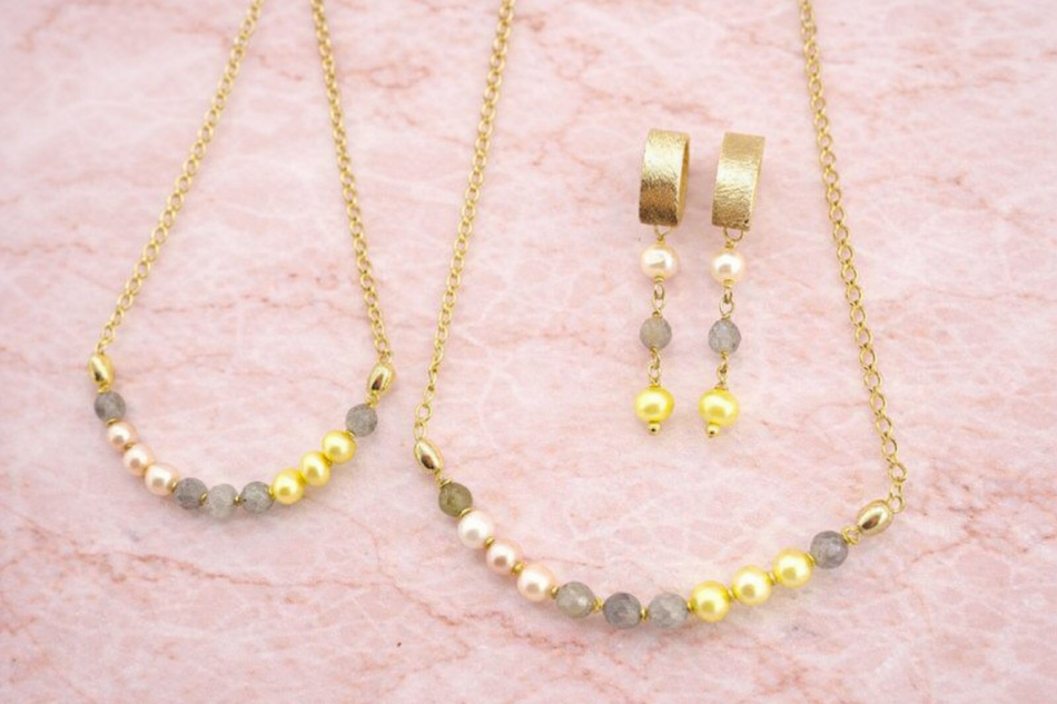 Conjunto perolas e labradorita folheado a ouro 18 k. Brincos, pulseira e colar de perolas . Pedra de labradorita facetada de 4 mm. Perolas amarelas e rose de 4 mm. Tamanho brincos : 3 cm. pulseira : 19 cm. colar : 48 cmFundo marmore rosa Conjunto perolas e labradorita folheado a ouro 18 k. Brincos, pulseira e colar de perolas . Pedra de labradorita facetada de 4 mm. Perolas amarelas e rose de 4 mm. Tamanho brincos : 3 cm. pulseira : 19 cm. colar : 48 cmFundo marmore rosa