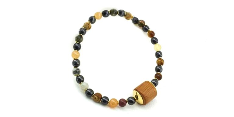 pulseira de ouro com madeira colorida Ceci Joias da Amazônia