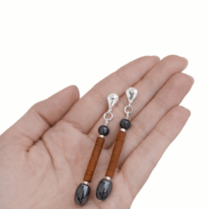 brincos de hematita e ceramica, semijoia com ceramica na mão