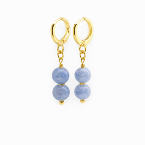 brincos de sodalita 6mm argola banhada a ouro 18k. Fundo branco.