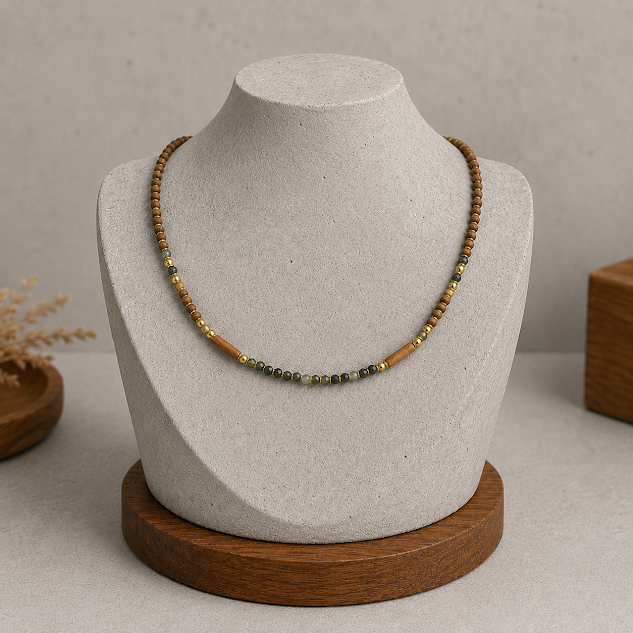 Colar de madeira e esmeraldas banhado a ouro 18k. feito a mão pela ceci joias da amazônia. Colar de madeira e esmeraldas banhado a ouro 18k. feito a mão pela ceci joias da amazônia.