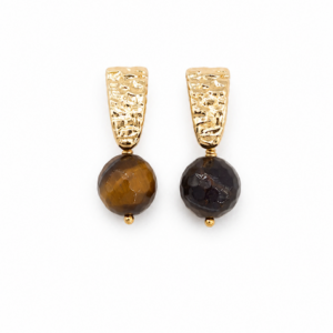 brincos de olho de tigre 10 mm facetados banhados a ouro 18k. Feitos a mão pela Ceci joias . Fundo branco