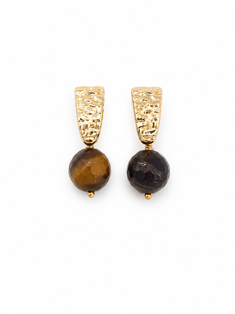 brincos de olho de tigre 10 mm facetados banhados a ouro 18k. Feitos a mão pela Ceci joias . Fundo branco