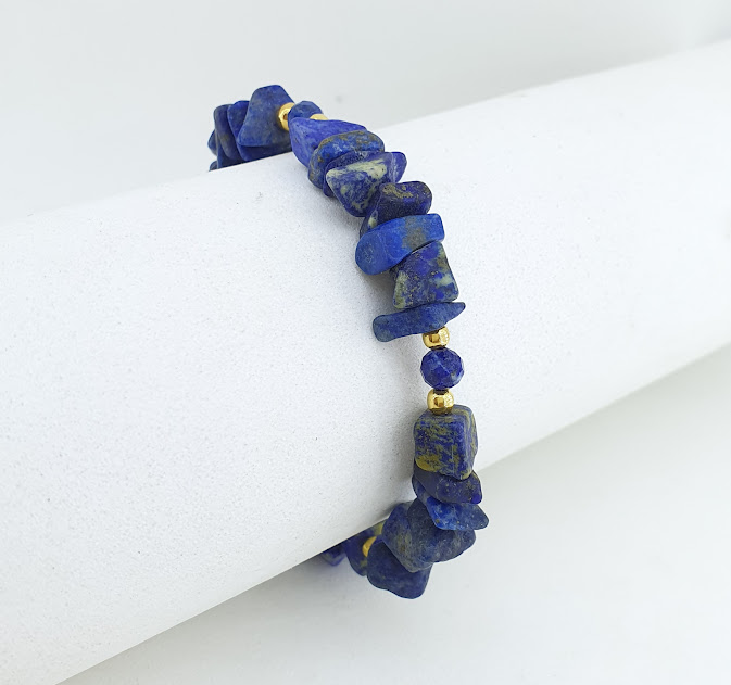 Pulseira rústica lápis lazuli folheada a ouro 18 k .  Tamanho da pulseira : 20 cm  Entremeios, acessórios e fechamento banhada em 10 milésimos de ouro 18 k.  Semijoia delicada exclusiva da Ceci joias.
