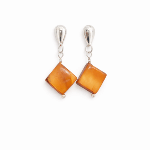 brincos de abalone laranja banhados a prata, fundo branco. Em close.