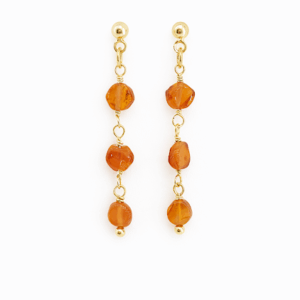brincos de cornalina irregular feitos a mão. Joia exclusiva da Ceci joias.