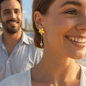 MODELO usando brincos de pérola com base de flor folheados a ouro 18k Ceci Joias
