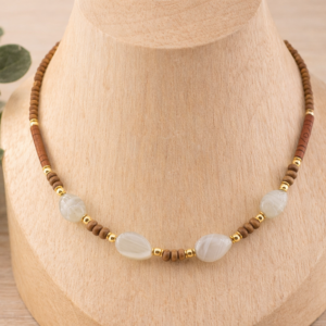 colar de ágata cinza , madeira e ceramica com entremeios e detalhes banhados a ouro 18k. Feito a mão