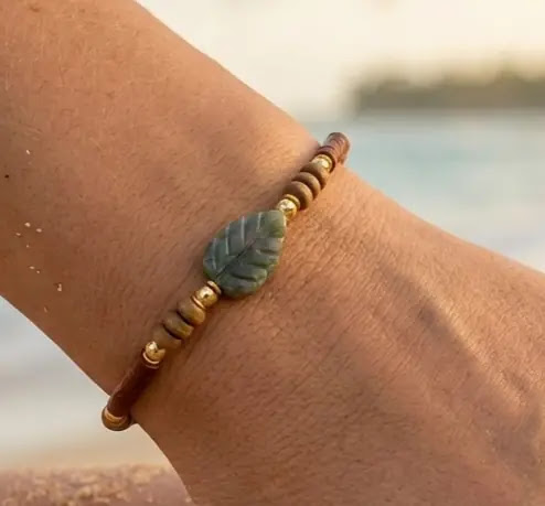 pulseira de agata three, madeira e ceramica, feita a mão em Belém do Pará.