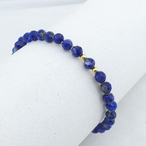 Pulseira lápis lazuli facetada folheado a ouro 18 k Pedras naturais de 4 mm facetados. Entremeio e fechamento banhados em 10 milésimos de ouro 18 k. Semijoia delicada artesanal.