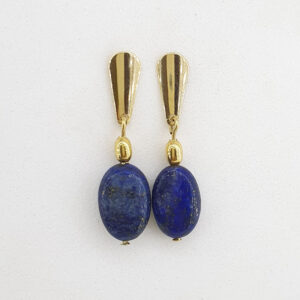Brincos de lápis lazuli oval  folheados a ouro 18 k. joia artesanal feita com pedras naturais de lápis lazuli de 1 cm. Semijoia delicada feita a mão folheada em 10 milésimos de ouro 18 k. Tamanho dos brincos 4 cm.