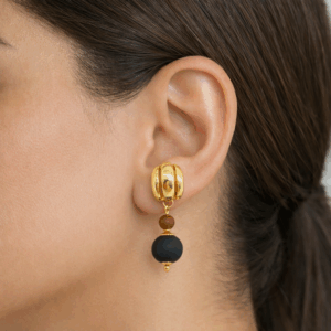 Brincos onix fosco jaspe picture banhado a ouro 18k No lobulo da modelo