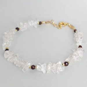 Pulseira quartzo de rocha folheada a ouro 18 k. Pedras naturais de quartzo de rocha e esfera de olho de tigre de 3 mm. Entremeios e fechamentos folheados em 10 milésimos de ouro 18 k Tamanho da pulseira : 20 cm. Garantia de 01 ano.