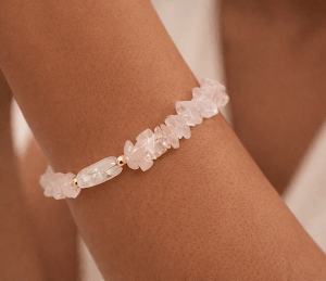 Pulseira quartzo rosa irregular banhada a ouro 18k, feita a mão, braço da modelo