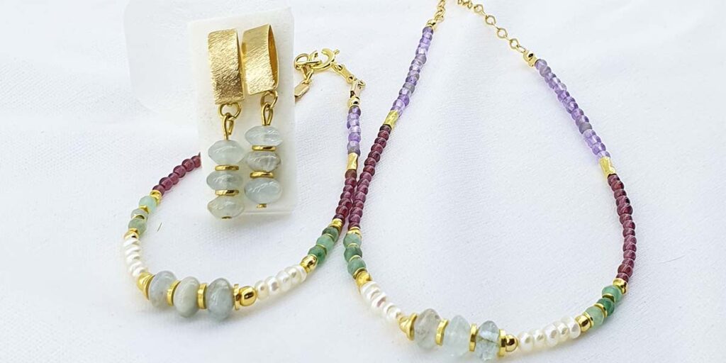 Conjunto de colar, pulseira e brinco com pérolas ametista e outras pedras brasileiras folheado em ouro - Site Ceci Semijoias da Amazônia