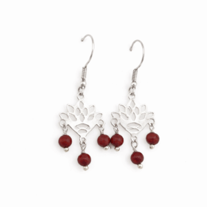 Brincos artesanais de jaspe vermelho natural de 4 mm folheados a prata 925, joias delicadas e exclusivas feitas à mão pela Ceci Joias da Amazônia.