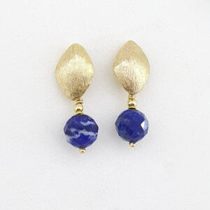 Brincos de lápis lazuli  facetado folheado a ouro 18 k. Semijoia feita a mão,  confecionada com pedras naturais de lapis lazuli facetado  de 8 mm. banhada em 10 milésimos de ouro 18k.  Base escovada. Peça única. Tamanho dos brincos : 3 cm.