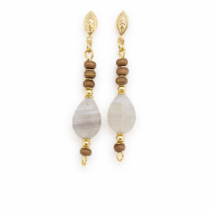 Conjunto de madeira cerâmica e ágata cinza folheado a ouro 18 k . Biojoia delicada confeccionada com pedras naturais deágata cinza de 1 cm,  madeira e cerâmica feita a mão. Acessórios e entremeio banhadas em 10 milésimos de ouro 18 k. Tamanho do colar: 48 cm. Brincos: 4,5 cm Pulseira: 20 cm. Peças únicas e exclusivas.