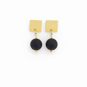 Brincos banhados a ouro 18k. base quadrada, peça única, feito a mão.