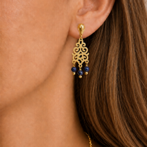 brincos de lapis lazuli de pedras de 3 mm feitos a mão pela Ceci joias da amazonia., apresentado no lobulo da modelo.