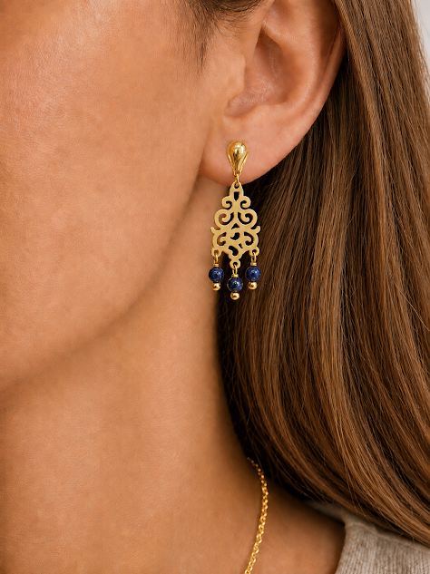 brincos de lapis lazuli de pedras de 3 mm feitos a mão pela Ceci joias da amazonia., apresentado no lobulo da modelo. brincos de lapis lazuli de pedras de 3 mm feitos a mão pela Ceci joias da amazonia., apresentado no lobulo da modelo.
