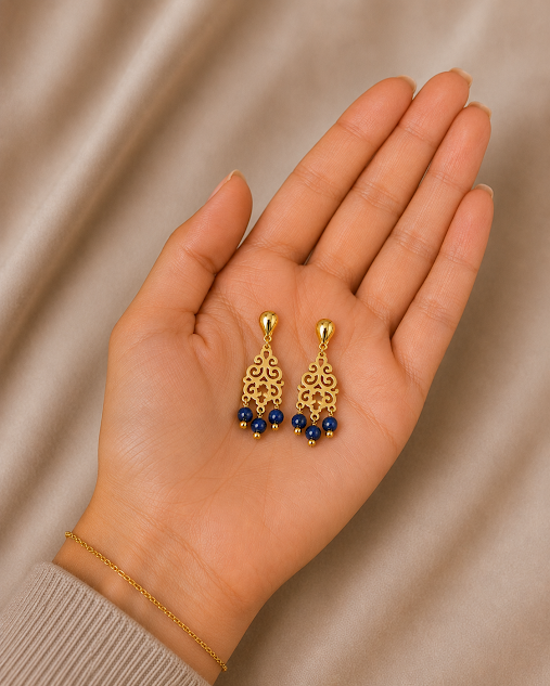 BRincos de lapis lazuli feitos a mão pela ceci joias.na palma da mão da modelo BRincos de lapis lazuli feitos a mão pela ceci joias.na palma da mão da modelo