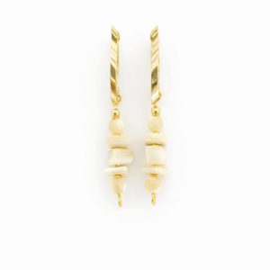 brincos de madreperola banhado a ouro 18k. fundo branco.