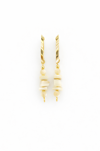 brincos de madreperola banhado a ouro 18k. fundo branco.