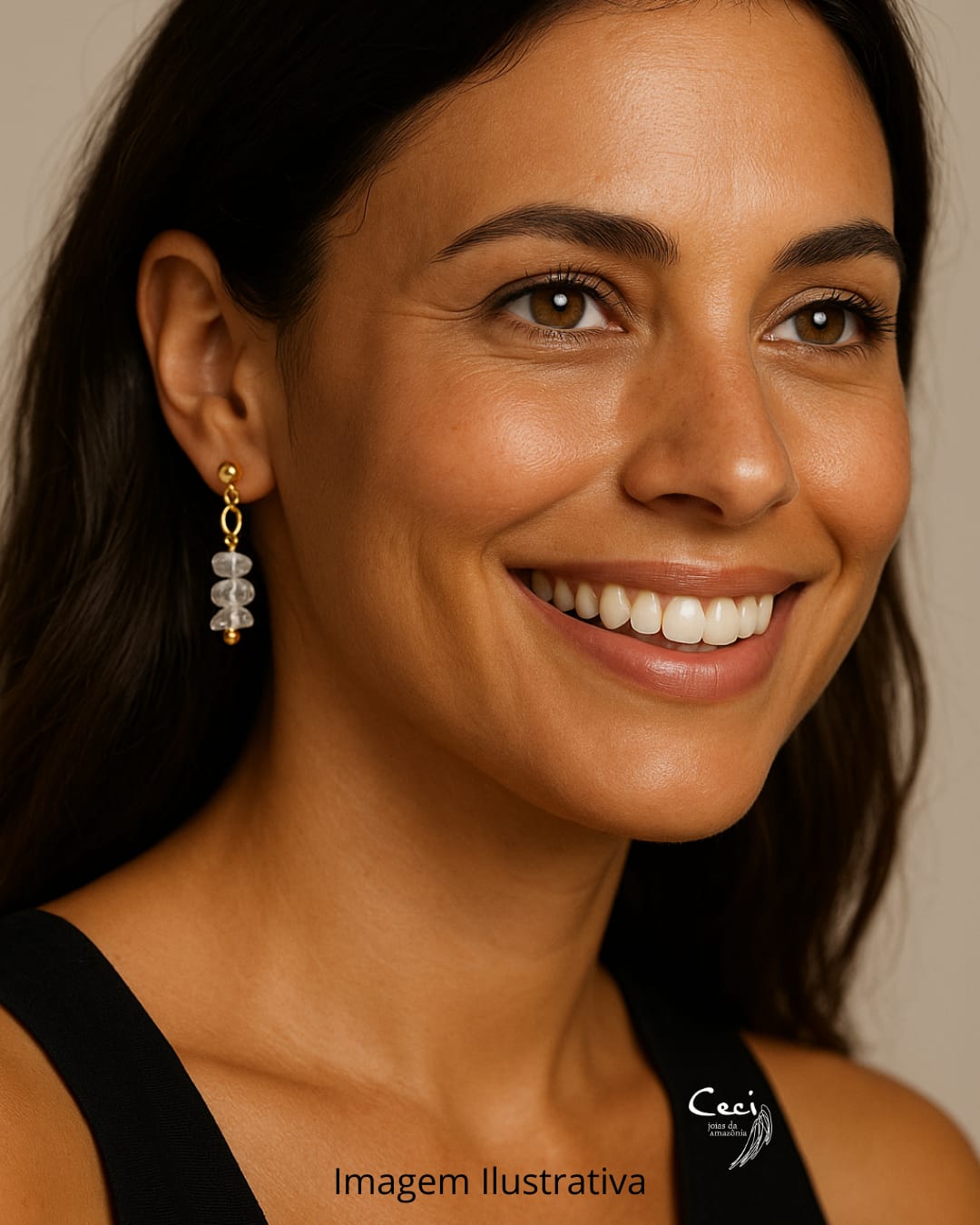 Brincos artesanais de quartzo de rocha irregular banhados a ouro 18k no lóbulo feminino, joia natural elegante da Ceci Joias da Amazônia. Brincos artesanais de quartzo de rocha irregular banhados a ouro 18k no lóbulo feminino, joia natural elegante da Ceci Joias da Amazônia.