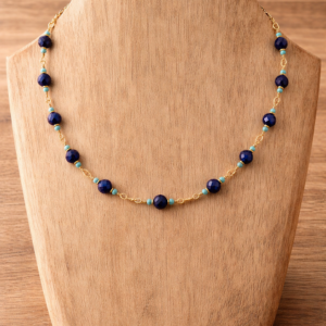 Colar de lápis-lazúli e turquesa em wire wrapping ouro 18k sobre madeira com flores brancas — biojoia artesanal feita à mão em Belém do Pará — Ceci Joias