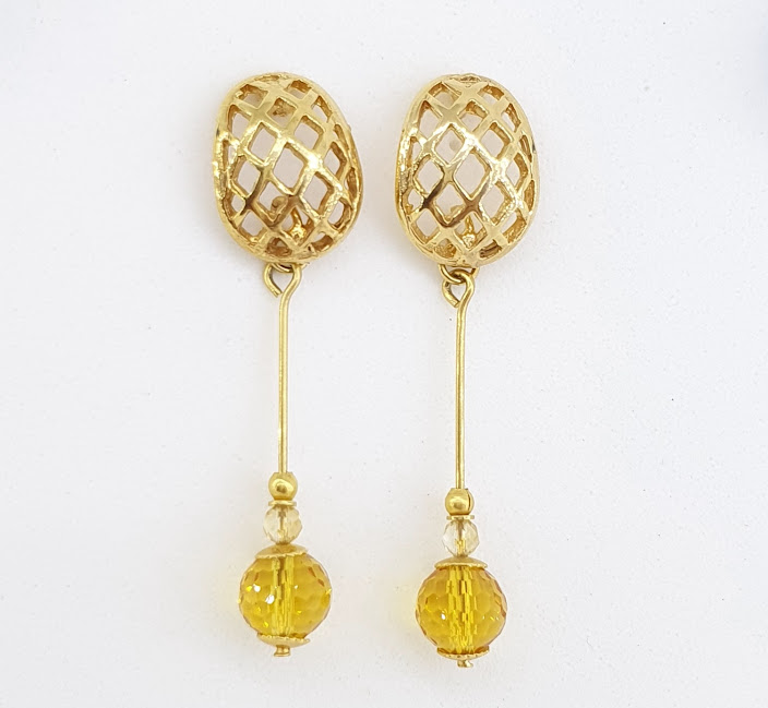 Brincos de citrino facetado de 8mm folheados em ouro 18 k.  Semijoia delicada feita de forma artesanal. Peça única e exclusiva da Ceci joias.  Tamanho dos brincos : 5 cm.