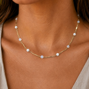 colar de opalina e jade branco feito à mão pela ceci joias da amazonia.