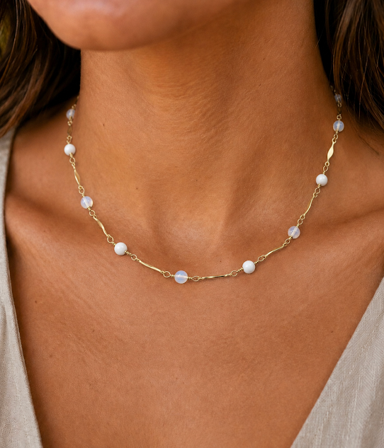 colar de opalina e jade branco feito à mão pela ceci joias da amazonia.