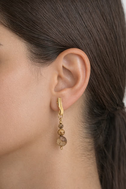 brincos de jaspe picture banhado a ouro 18 k. exposto no lobulo da modelo brincos de jaspe picture banhado a ouro 18 k. exposto no lobulo da modelo