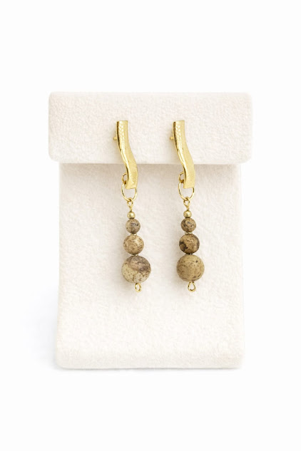 brincos de jaspe picture banhado a ouro 18k, exposto no mostruario. brincos de jaspe picture banhado a ouro 18k, exposto no mostruario.