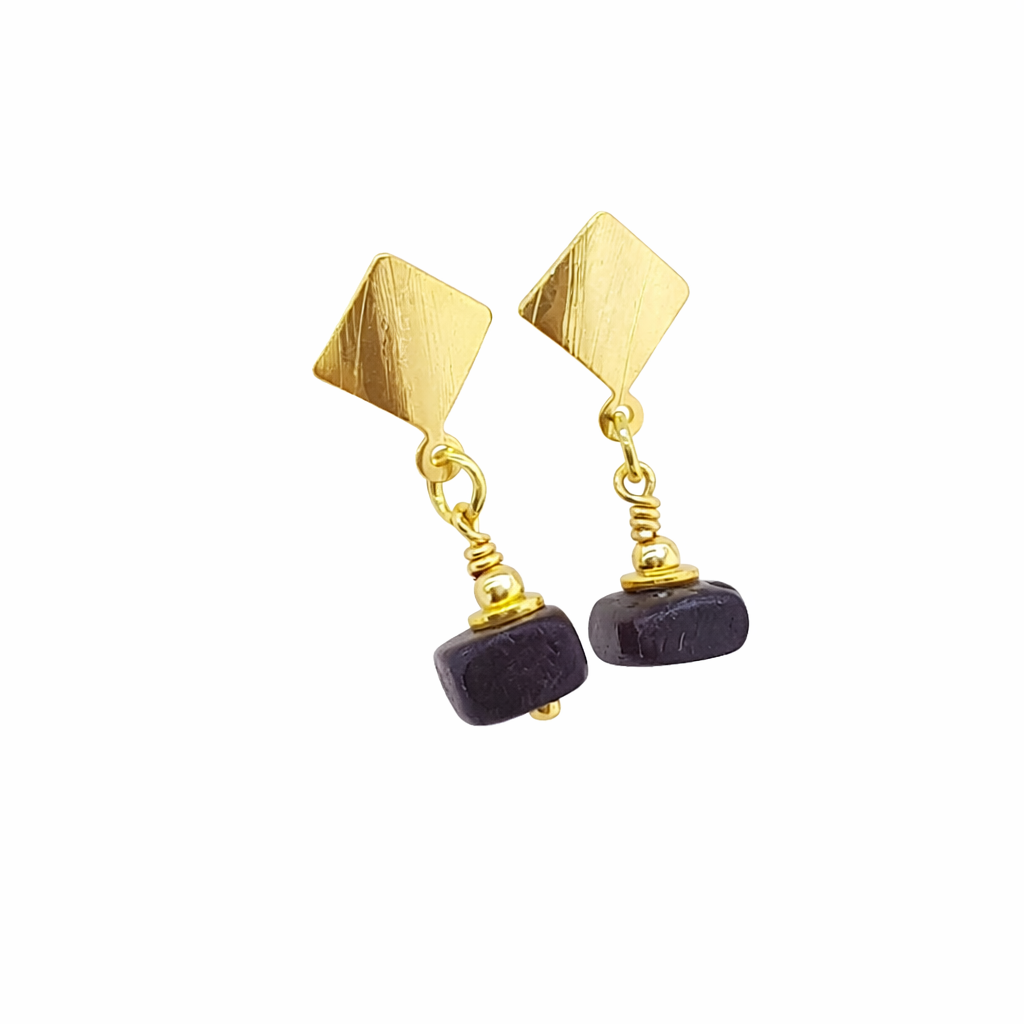 brincos de madeira de imbia banhados a ouro 18k. Peça única da Ceci joias da Amazônia
