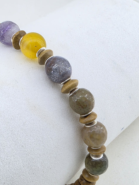 pulseira de pedras naturais e madeira entremeios e fechos banhados a prata, detalhe da pulseira. pulseira de pedras naturais e madeira entremeios e fechos banhados a prata, detalhe da pulseira.