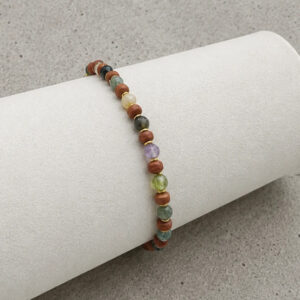 pulseira feita a mão de ceramica e agata indiana no mostruario branco.