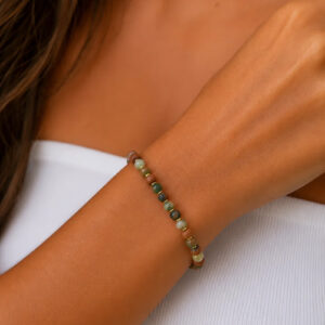 pulseira de ceramica e agata indiana, feita a mão no punho da modelo.