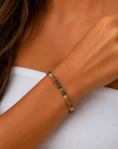 pulseira de ceramica e agata indiana, feita a mão no punho da modelo.