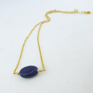 Colar lápis lazuli e corrente elo português folheado a ouro 18 k. Joia artesanal feita de pedra natural de lápis lazuli oval de 1,5 cm e corrente elo português de 2 mm. Semijoia delicada banhada em 10 milésimos de ouro 18k. Feita a mão. Peça única, tecida a mão. Tamanho d0 colar : 41 cm