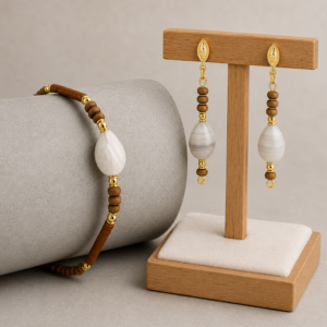 conjunto de pulseira e brincos de ágata cinza, madeira, ceramica banhados a ouro 18k, feitos a mão pela Ceci joias da Amazônia.