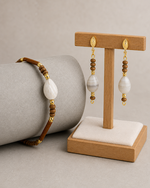 conjunto de pulseira e brincos de ágata cinza, madeira, ceramica banhados a ouro 18k, feitos a mão pela Ceci joias da Amazônia.