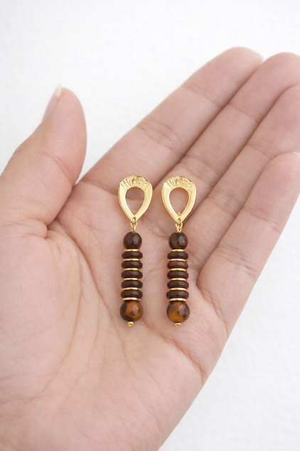 Brincos olho de tigre e coco banhados em 10 milésimos de ouro 18 k. Brincos olho de tigre e coco banhados em 10 milésimos de ouro 18 k.