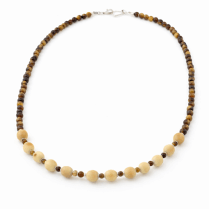 Colar jarina e olho de tigre folheado a prata. Biojoia feita a mão com esferas de jarina e pedra natural de olho de tigre de 4 mm, fechamentos e entremeios folheados em 50 milésimos de prata. Tamanho do colar : 47 cm biojoia feita a mão.