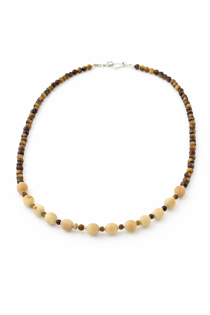 Colar jarina e olho de tigre folheado a prata. Biojoia feita a mão com esferas de jarina e pedra natural de olho de tigre de 4 mm, fechamentos e entremeios folheados em 50 milésimos de prata. Tamanho do colar : 47 cm biojoia feita a mão.