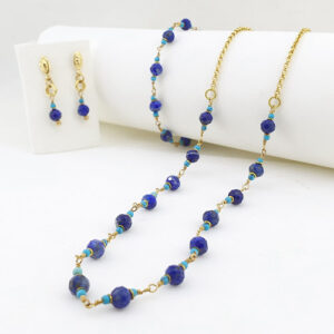 Conjunto de lápis lazuli e turquesa e elo portugues folheado a ouro 18 k . Semijoia artesanal fina e delicada feita com pedras naturais de lápis lazuli facetado e turquesa de 2 mm e corrente elo português folheado a ouro 18 k. Tamanho dos brincos : 3 cm. Pulseira : 20 cm Colar : 45 cm.